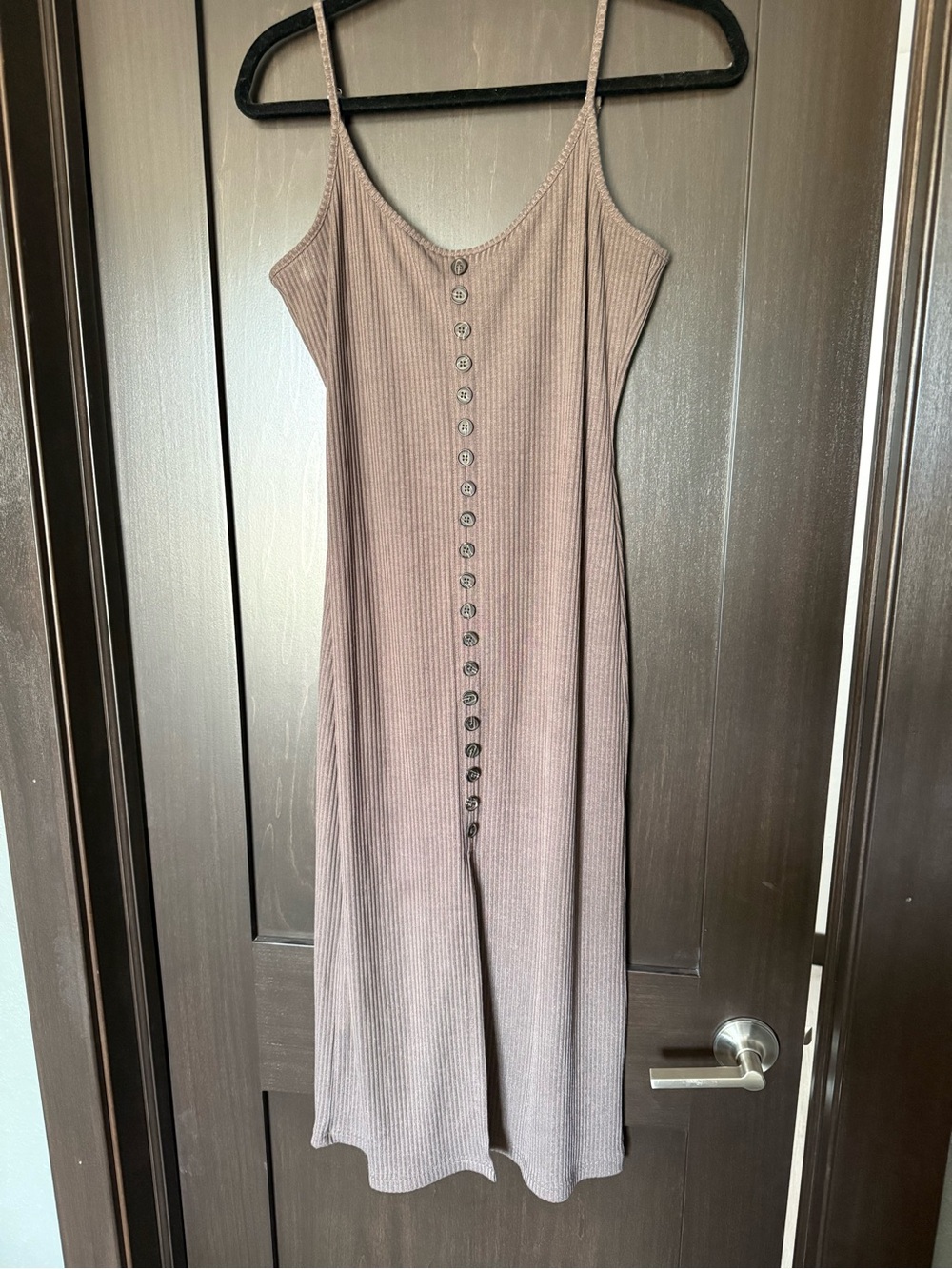 VICI Ribbed Spaghetti-Strap Button-Front Midi Dress – Taupe Brown
